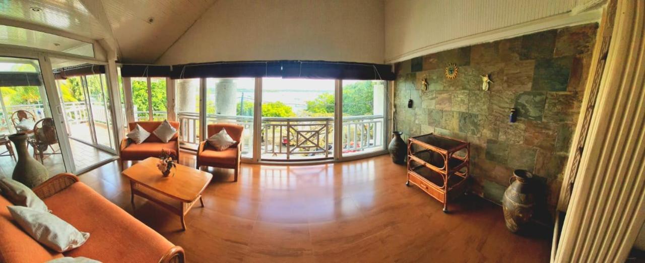 Beachfront Penthouse With Panoramic Ocean View غراند بايَ المظهر الخارجي الصورة