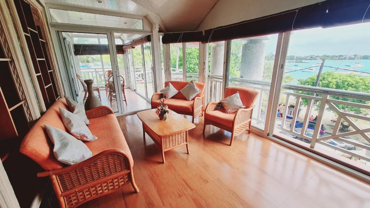 Beachfront Penthouse With Panoramic Ocean View غراند بايَ المظهر الخارجي الصورة
